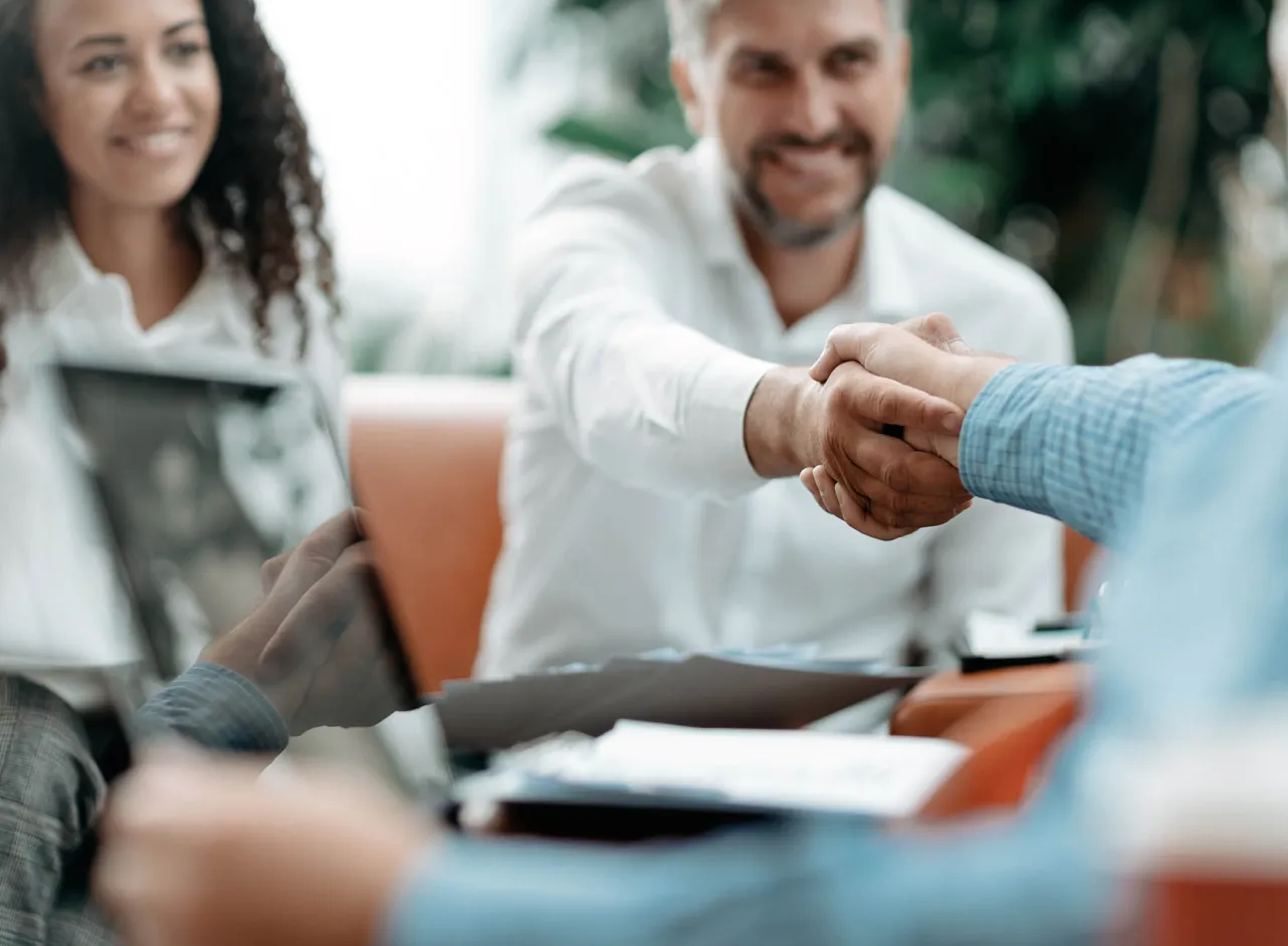 hommes se serrant la main